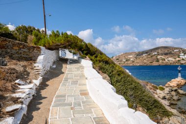 İos limanı yakınlarındaki Agia Irini (Saint Irene) kilisesine giden patika. Cyclades, Yunanistan