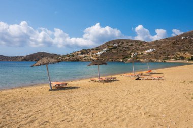 Yialos plajı (veya Gialos), Ios limanındaki ana plaj. Cyclades, Yunanistan