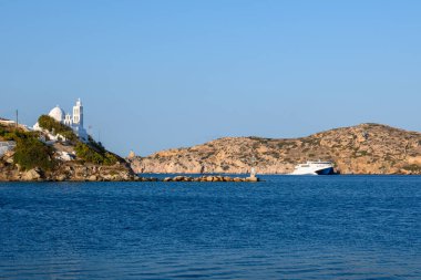 Kayalıklardaki Sea Bay ve Yunan kilisesi, Ios adasının sembolü. Cyclades, Yunanistan.