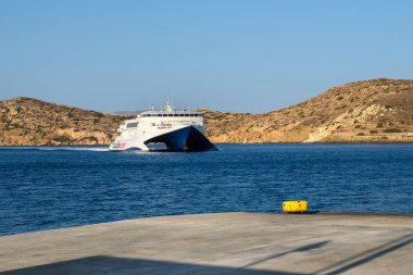 Ios, Yunanistan - 22 Eylül 2020: Seajets 'in sahip olduğu yüksek hızlı katamaran Caldera Vista Ios Limanı' na girdi. Cyclades, Yunanistan