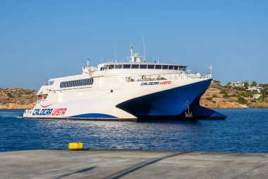 Ios, Yunanistan - 22 Eylül 2020: Seajets 'in sahip olduğu yüksek hızlı katamaran Caldera Vista Ios Limanı' na girdi. Cyclades, Yunanistan