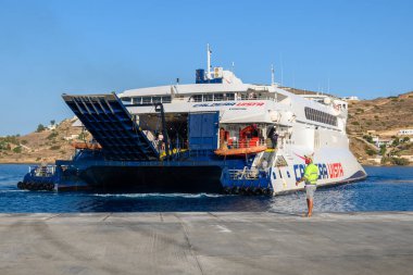 Ios, Yunanistan - 22 Eylül 2020: Caldera Vista, Ios Limanı 'ndaki Sejets' e ait yüksek hızlı bir gemi. Cyclades, Yunanistan