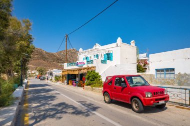 Ios, Yunanistan - 22 Eylül 2020: Suzuki Jimny 4x4 Ios adasının caddesine park edilmiş araba. Cyclades, Yunanistan