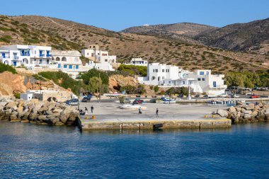 Sikinos, Yunanistan - 23 Eylül 2020: Sikinos 'un Alopronia limanı, güney Kiklad' ın güzel, küçük ve tenha adası. Yunanistan