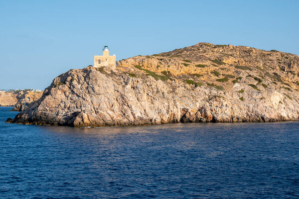 гавань маяка на скалах по морю на острове Йос. greece.