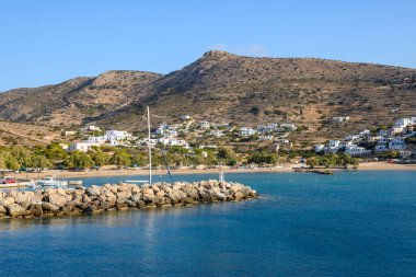 Sikinos 'un Alopronia limanı. Güney Cyclades' teki güzel, küçük ve tenha bir ada. Yunanistan