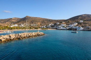 Sikinos 'un Alopronia limanı. Güney Cyclades' teki güzel, küçük ve tenha bir ada. Yunanistan.