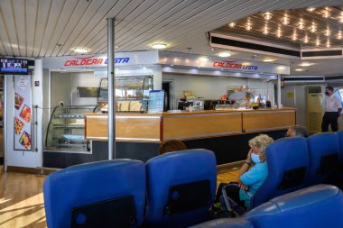 Sikinos, Yunanistan - 23 Eylül 2020: Seajets 'e ait yüksek hızlı katamaran Caldera Vista feribotunun içi