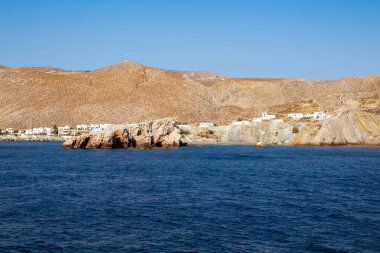 Yunanistan 'daki Folegandros adasının kıyısında. Güneşli yaz gününde Ege Denizi