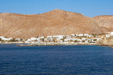 Yunanistan 'daki Folegandros adasının kıyısında. Güneşli yaz gününde Ege Denizi