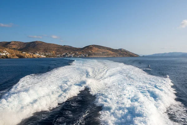 Sendero Agua Espumoso Detrás Ferry Mar Egeo Cerca Isla Ios —  Fotos de Stock