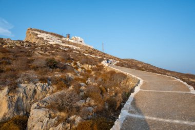 Folegandros, Yunanistan - 23 Eylül 2020: Folegandros 'taki Panagia Kilisesi' ne giden Zigzag yolu. Cyclades, Yunanistan