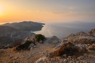Folegandros adasının güzel ve vahşi kıyıları. Cyclades, Yunanistan
