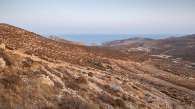 Folegandros adasının güzel ve vahşi kıyıları. Cyclades, Yunanistan