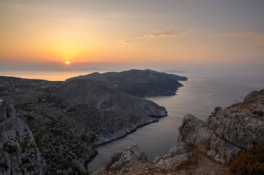 Günbatımında Folegandros adasında inanılmaz kayalıklar görüldü. Cyclades, Yunanistan