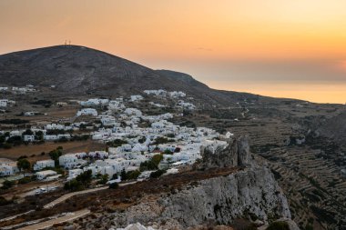 Folegandros adasındaki bir uçurumun kenarında yer alan Chora kasabası. Cyclades, Yunanistan