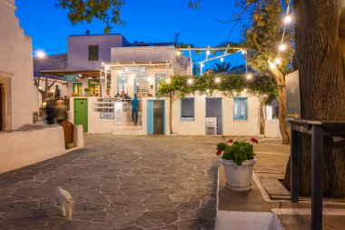 Folegandros, Yunanistan - 23 Eylül 2020: Folegandros Adası 'nda geceleri Chora' da restoranları olan küçük bir meydan. Cyclades, Yunanistan