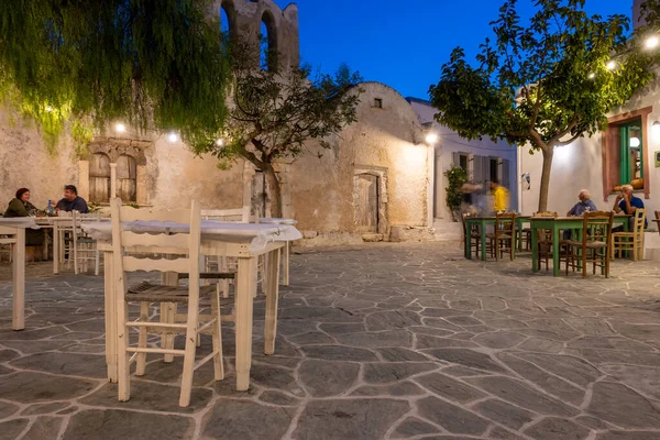 Folegandros Griekenland September 2020 Klein Plein Met Oude Kerk Restaurants — Stockfoto