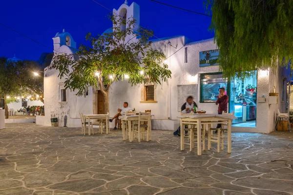 Folegandros Griekenland September 2020 Klein Plein Met Kerk Restaurants Chora — Stockfoto