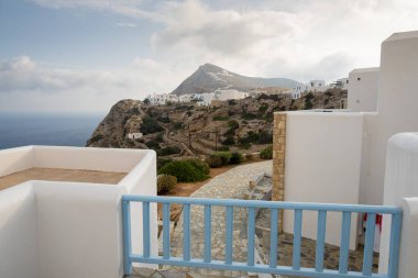 Folegandros Adası, Cyclades, Yunanistan 'daki Chora kasabasına bakan yazlık villalar