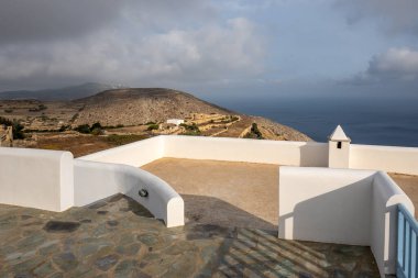 Folegandros, Yunanistan - 24 Eylül 2020: Folegandros Adası, Cyclades, Yunanistan 'da Ege Denizi' ne bakan beyaz teras