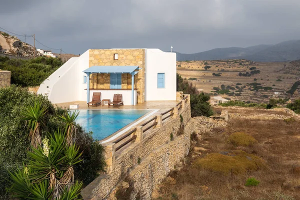 希腊Folegandros 2020年9月24日 希腊Cyclades美丽的Folegandros岛上有游泳池的夏季别墅 — 图库照片