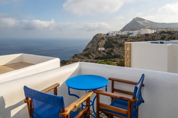 Folegandros Griekenland September 2020 Terras Met Tafel Stoelen Met Uitzicht — Stockfoto