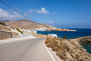 Folegandros adasındaki Liman ve Karavostasi limanının görüntüsü. Cyclades, Yunanistan