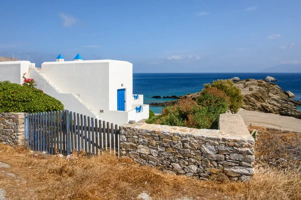 Folegandros Grekland September 2020 Vitkalkad Sommarvilla Med Blått Fönster Med — Stockfoto