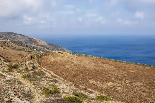 Folegandros Grecia Settembre 2020 Persone Che Camminano Nella Parte Selvaggia — Foto Stock