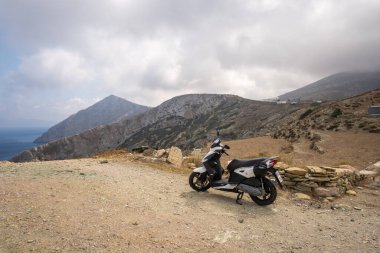Folegandros, Yunanistan - 24 Eylül 2020: Scooter Folegandros adasının yamacına park etti. Bir scooter Yunanistan 'da popüler bir ulaşım aracıdır. Cyclades, Yunanistan
