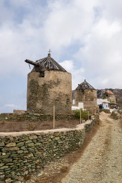 Oude Beschadigde Windmolens Een Rij Het Wilde Deel Van Het — Stockfoto