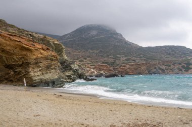 Folegandros adasındaki Agali Sahili. Vathy 'nin pitoresk körfezinde ideal bir aile kumlu plajı. Cyclades, Yunanistan