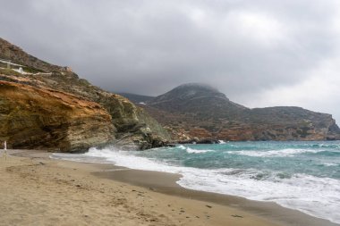 Folegandros adasındaki Agali Sahili. Vathy 'nin pitoresk körfezinde ideal bir aile kumlu plajı. Cyclades, Yunanistan