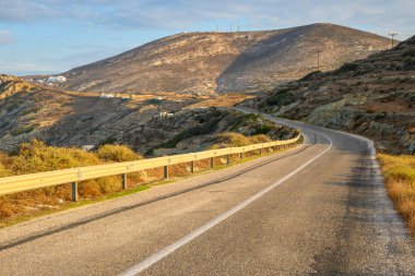 Günbatımında Folegandros adasındaki yol. Cyclades, Yunanistan