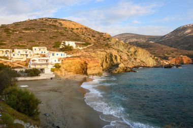 Folegandros, Yunanistan - 24 Eylül 2020: Folegandros adasının en güzel plajlarından biri olan Agali plajı. Cyclades, Yunanistan