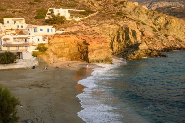 Folegandros, Yunanistan - 24 Eylül 2020: Gün batımında Folagandros adasındaki güzel Agali plajı. Cyclades, Yunanistan