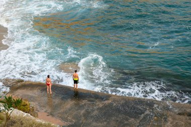 Folegandros, Yunanistan - 24 Eylül 2020: Folegandros adasındaki Agali plajında dinlenen turistler. Cyclades, Yunanistan