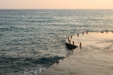 Günbatımında Folegandros Adası 'ndaki Agali Sahili' nde. Cyclades, Yunanistan