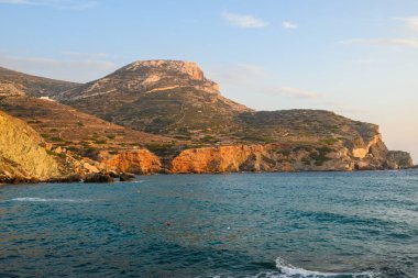 Folegandros adasında turkuaz suyu olan Agali Sahili 'ndeki uçurumlar. Cyclades, Yunanistan