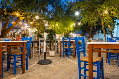 Folegandros, Yunanistan - 24 Eylül 2020: Folegandros Meydanı 'nda masa ve sandalyeler