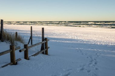 Baltık Denizi 'nde karla kaplı plaj. Debki, Polonya