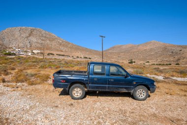 Folegandros, Yunanistan - 25 Eylül 2020: Folegandros kırsalında eski bir araç alınıyor. Kiklad