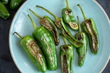 İspanyol usulü kızartılmış ya da kızartılmış yeşil kırmızı biberli Padron.