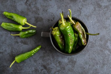 İspanyol usulü kızartılmış ya da kızartılmış yeşil kırmızı biberli Padron.