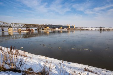Tczew 'deki Vistula Nehri üzerindeki tarihi köprü. Kış manzarası Polonya, Avrupa.