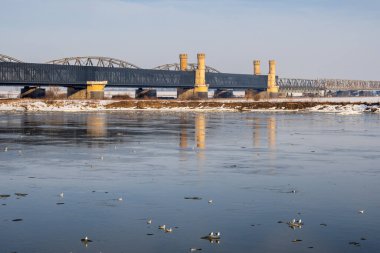 Tczew 'deki Vistula Nehri üzerindeki tarihi köprü. Kış manzarası Polonya, Avrupa.