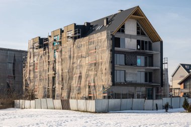 Tczew, Polonya - 21 Şubat 2021: Çeçenistan 'daki Vistula Nehri üzerinde modern bina yapım aşamasında