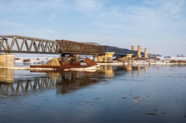 Tczew 'deki Vistula Nehri üzerindeki tarihi köprü. Kış manzarası Polonya, Avrupa.