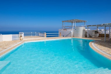 Folegandros, Yunanistan - 25 Eylül 2020: Folegandros Adası 'nda tipik bir Kiklad mimarisi olan yüzme havuzlu tatil oteli. Yunanistan